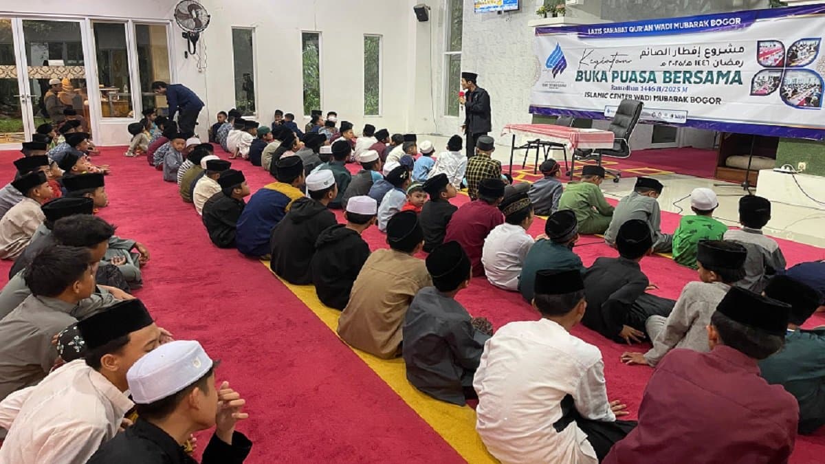 Santri mengikuti buka puasa bersama di aula kampus