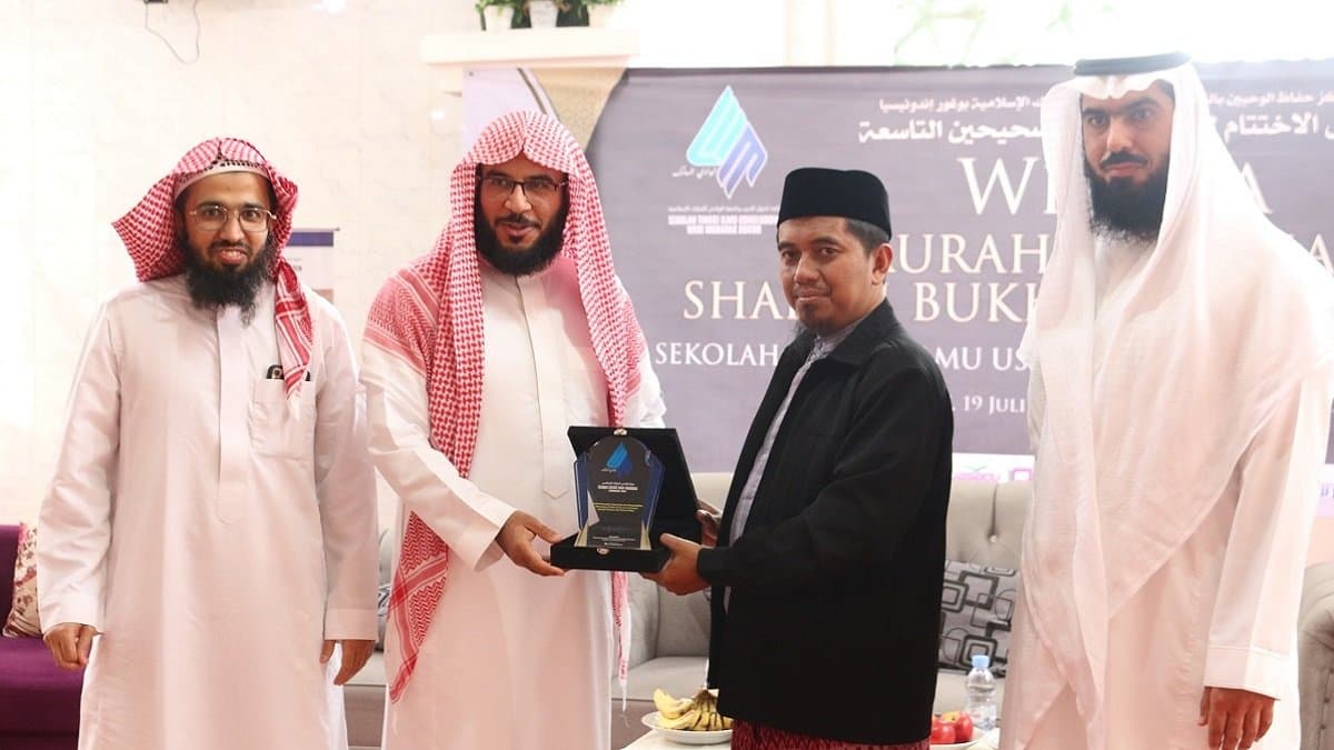 Penyerahan cendera mata kepada masyayikh tamu di kampus