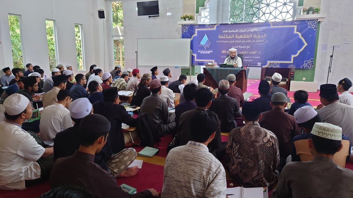 Peserta dauroh fikih menyimak kajian di masjid kampus