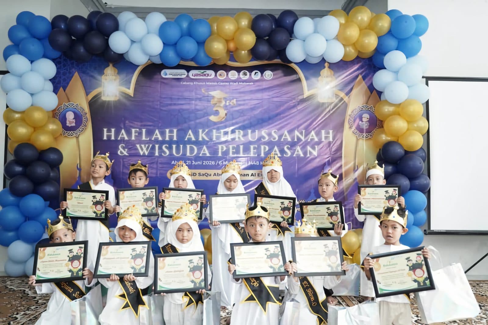 Santri TAUD dan MIT SaQu memegang piagam pada haflah akhirussanah