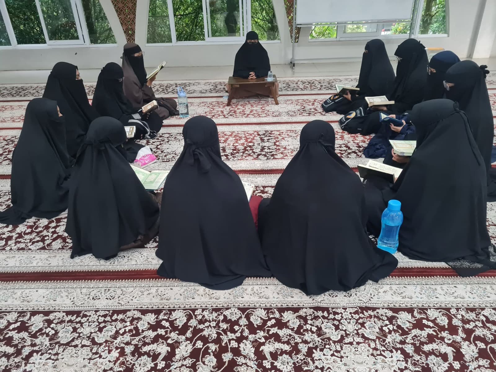 Peserta PG TAUD SAQU melingkar dalam halaqah tahsin bersama pengampunya