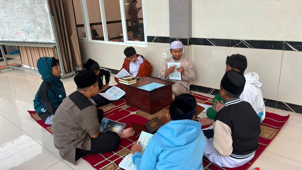 Halaqah tahsin MTs Wadi Mubarak: satu pengampu menyimak delapan santri duduk melingkar