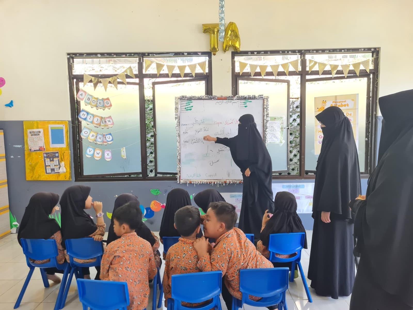 Peserta PG TAUD SAQU praktik mengajar di kelas TAUD yang sedang berjalan