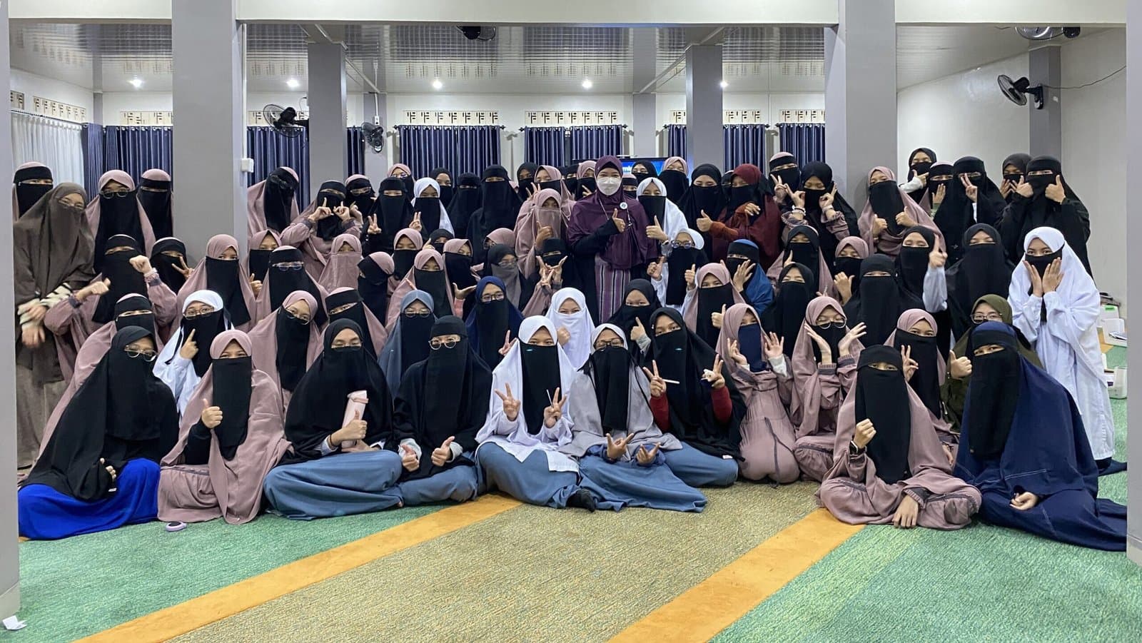 Foto bersama santriwati seusai halaqah di aula asrama