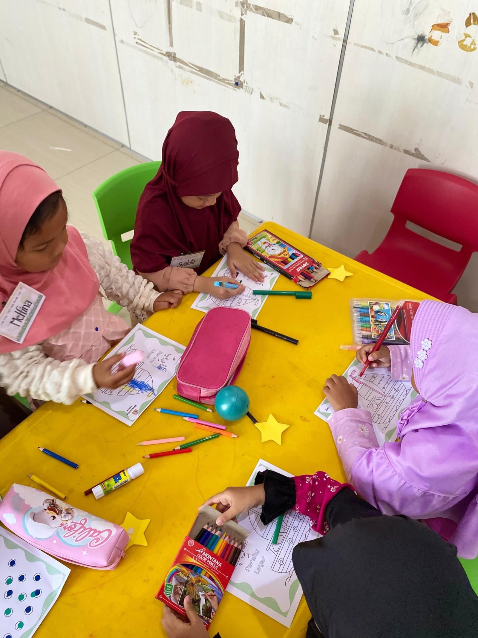 Santri TAUD mewarnai bersama di meja kelas