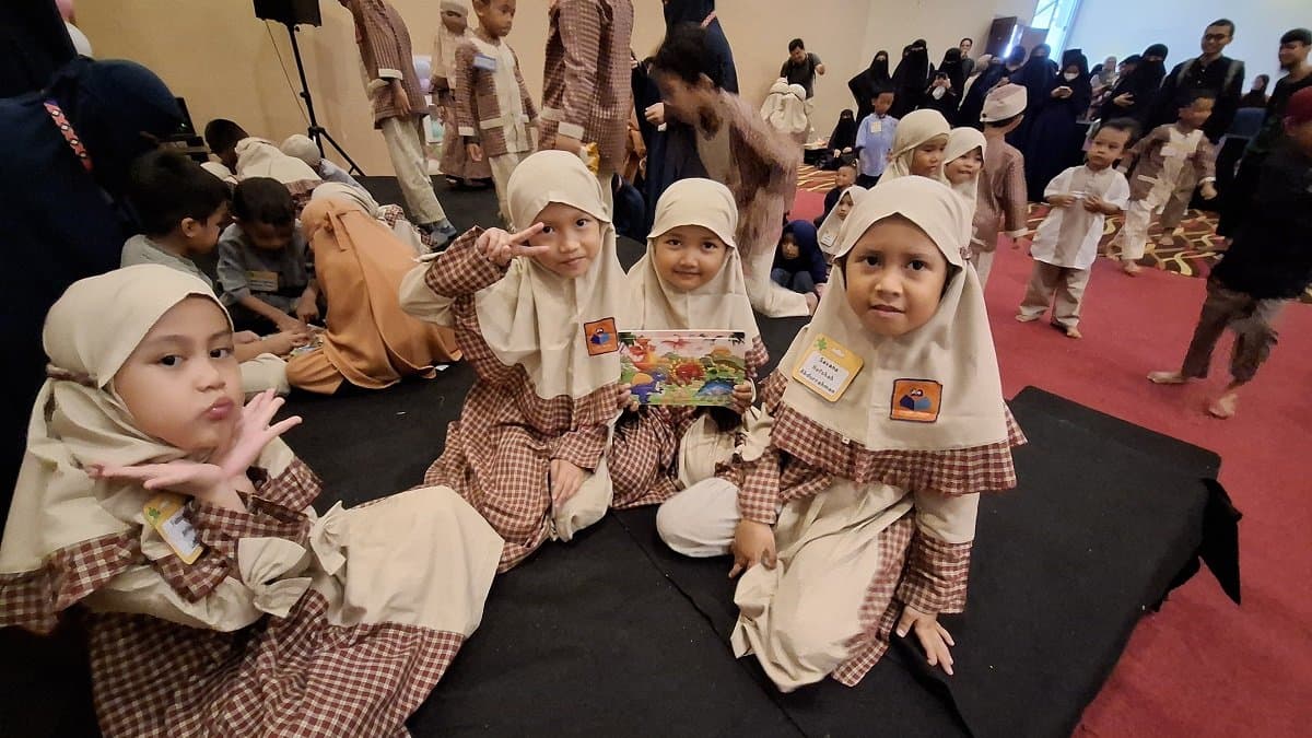 Santri TAUD menunggu giliran tampil di panggung acara