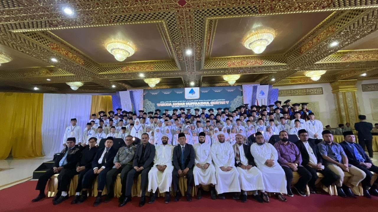Foto bersama pada Wisuda Akbar Huffazhul Qur'an ke-5
