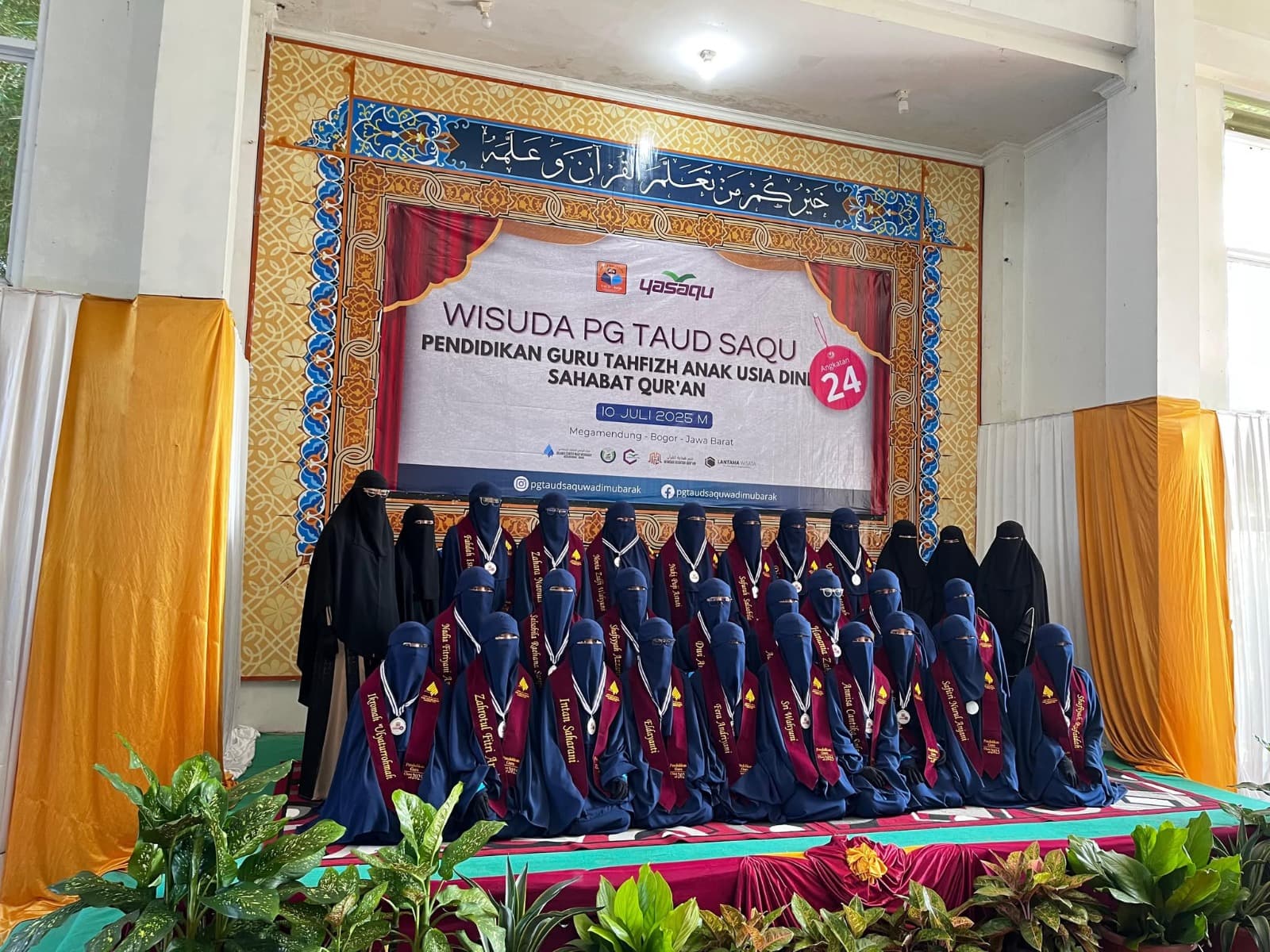 Foto bersama wisuda PG TAUD SAQU angkatan ke-24 di Megamendung, 10 Juli 2025