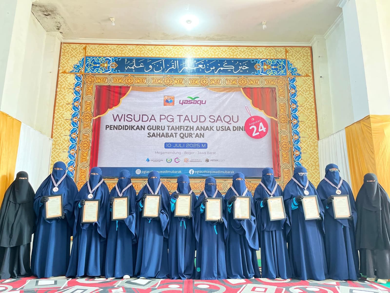 Wisudawati PG TAUD SAQU angkatan ke-24 memegang piagam kelulusan